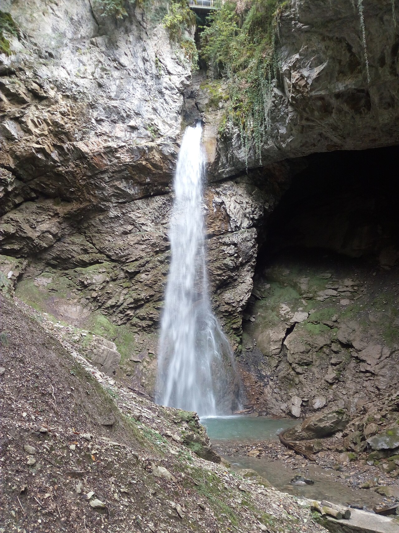 Cascata d'Angon in fondo al canyon, accessibile tramite sentiero sicuro, Talloires-Montmin, Alta Savoia