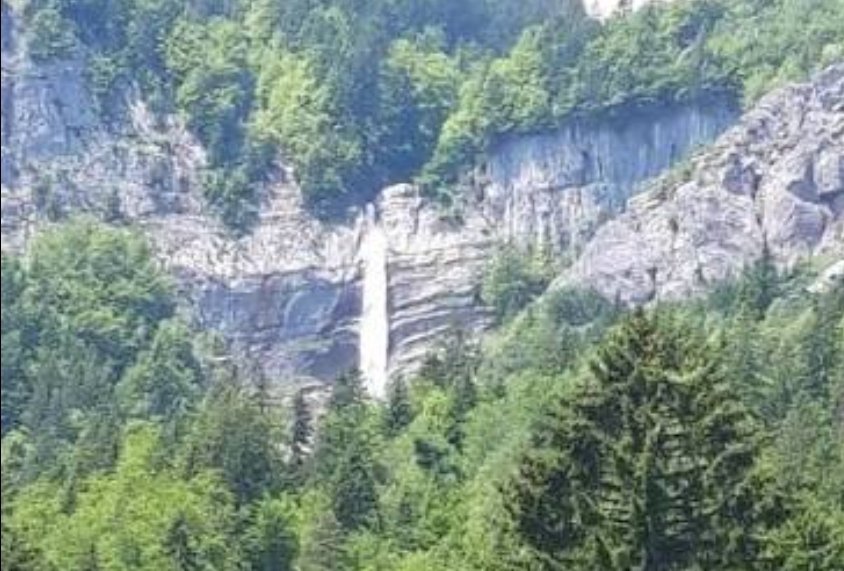 Cascade de Doran tombant de 70 mètres au milieu d'une forêt de feuillus, Sallanches, Haute-Savoie