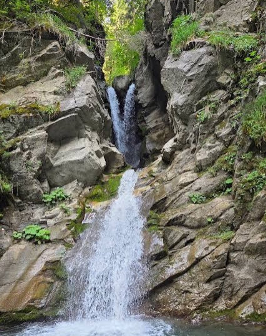 Cascade de la Belle au Bois entourée de forêt dense, vasques turquoise et rochers humides, Megève, Haute-Savoie