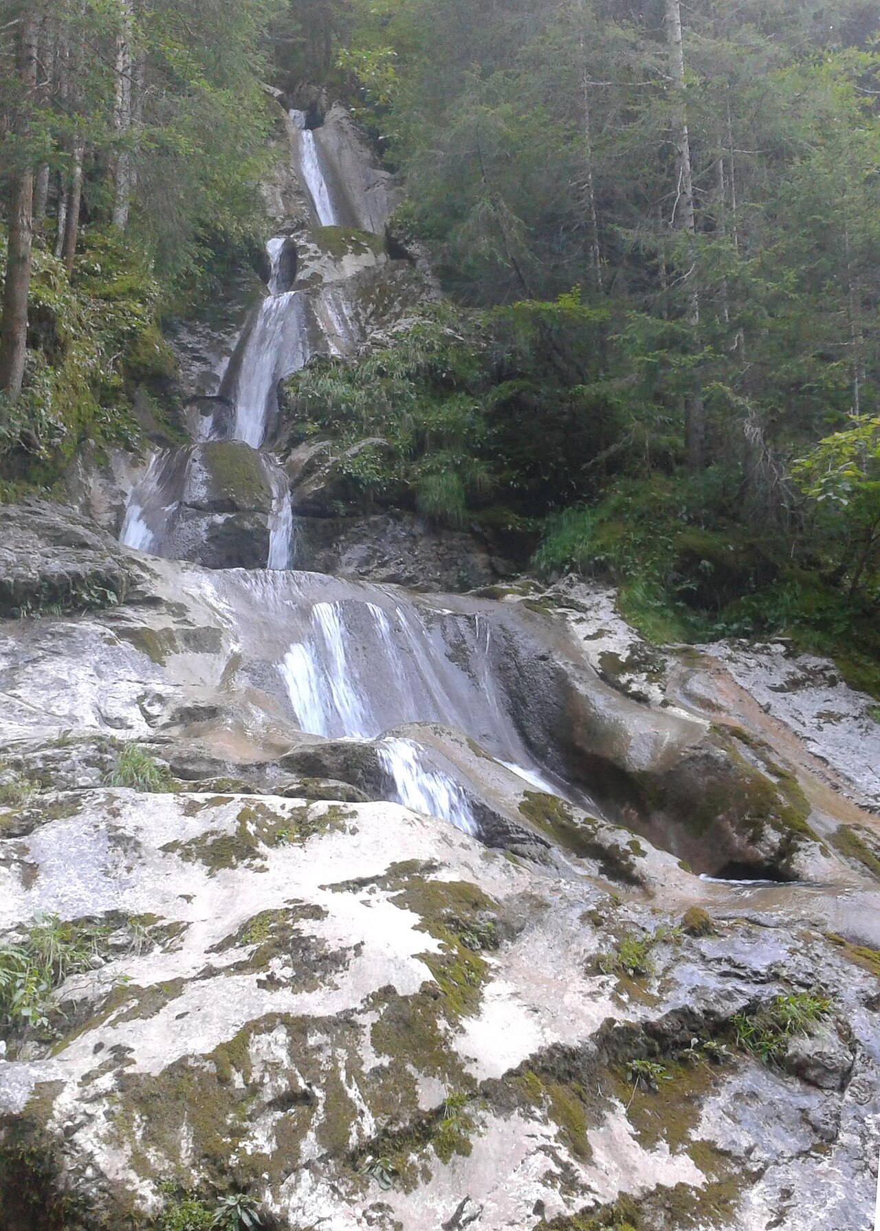 Cascade de la Diomaz e marmitte naturali nella roccia, vicino al lago di Vallon, Bellevaux, Alta Savoia
