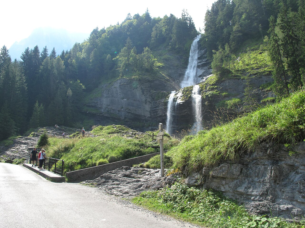 Cascata del Rouget con i suoi tre salti e portata impressionante, Valle del Giffre, Sixt-Fer-à-Cheval, Alta Savoia