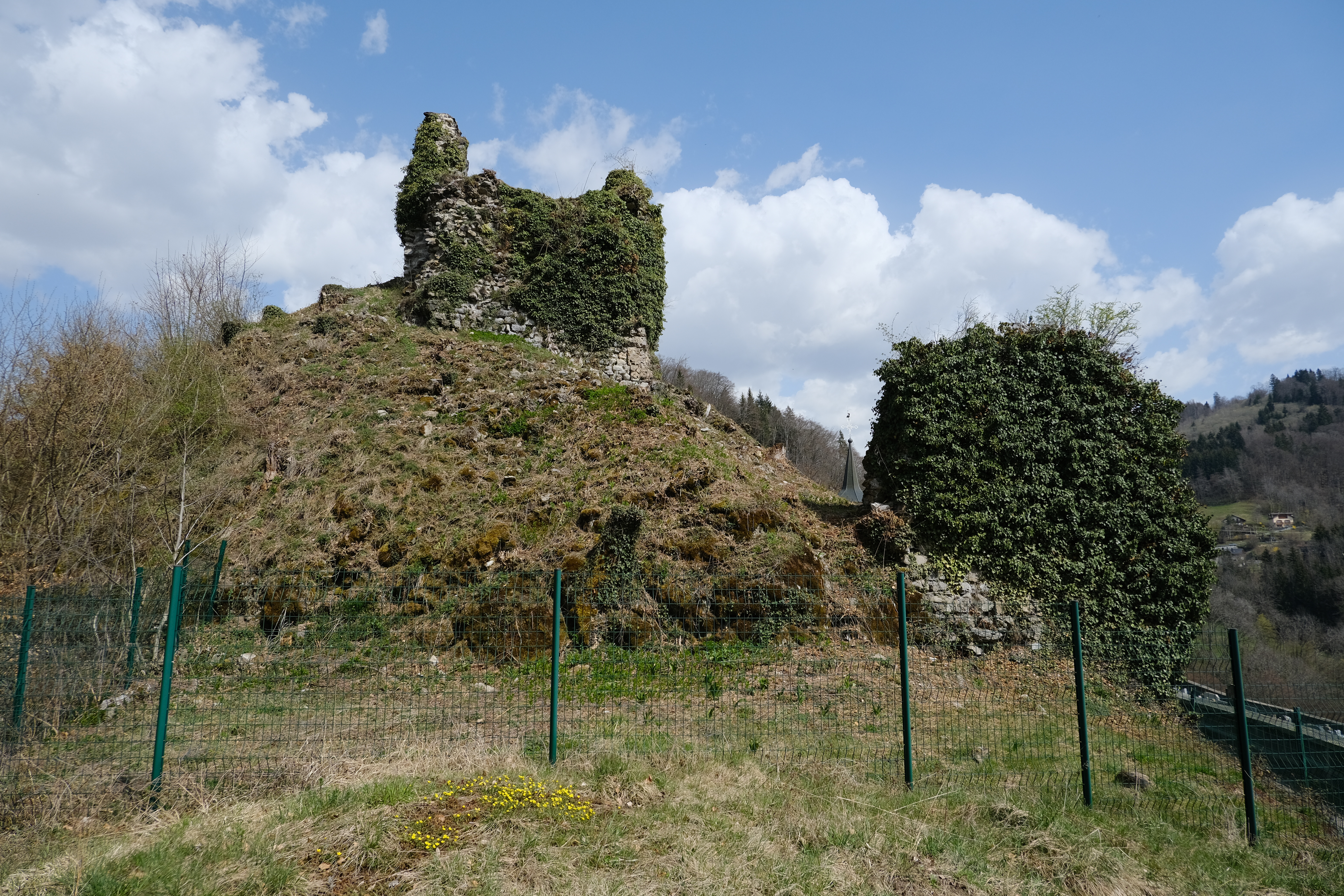 Ruines des deux bases de tours et mur d'enceinte du Château de Châtillon-sur-Cluses au col à 862 m d'altitude Haute-Savoie