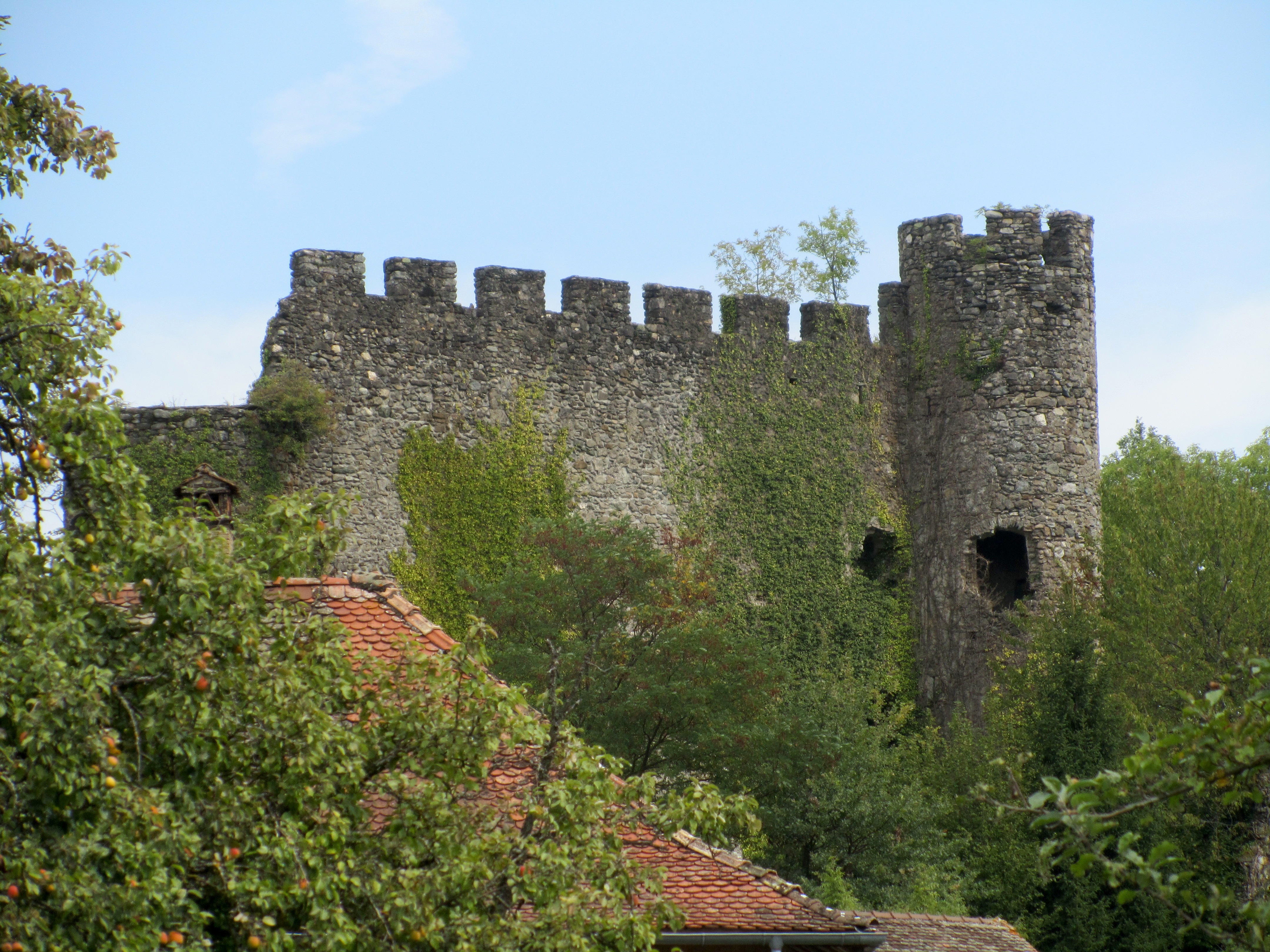 Donjon cylindrique XIIIe siècle et tours d'angle rondes du Château de la Rochette à Lully Haute-Savoie inscrit Monument Historique en 1932