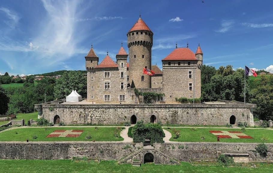 Donjon cylindrique XVe siècle et façade néogothique du Château de Montrottier dominant le parc paysager à Lovagny au-dessus des Gorges du Fier