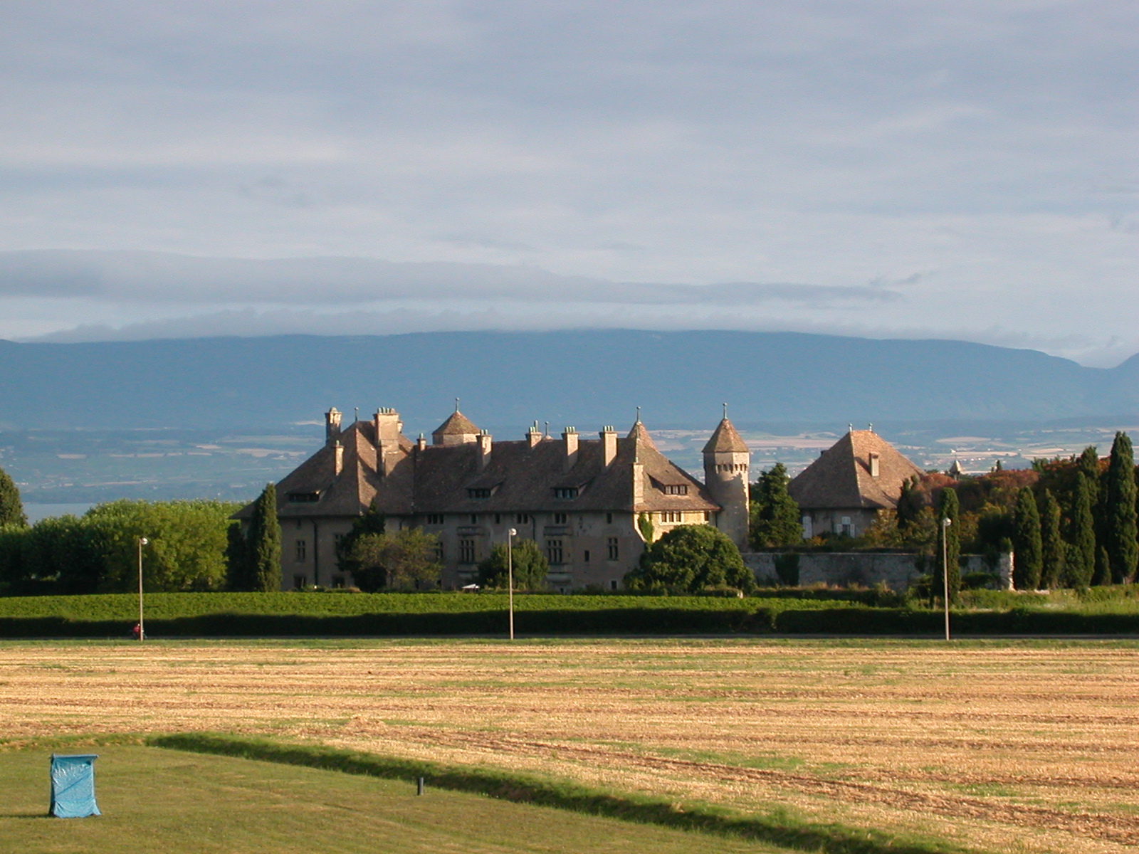 Château de Ripaille avec ses 4 tours et son enceinte fortifiée XIVe siècle restaurée 1892-1903 au bord du lac Léman à Thonon