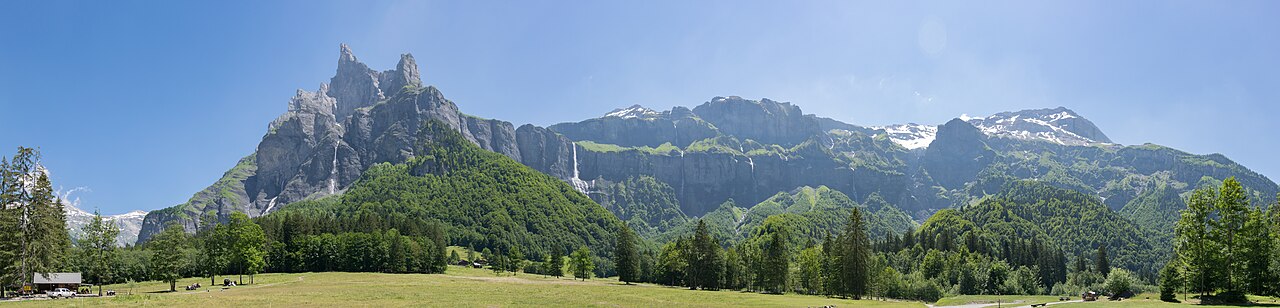 Cirque du Fer-à-Cheval avec ses falaises calcaires et cascades, Sixt-Fer-à-Cheval, Haute-Savoie