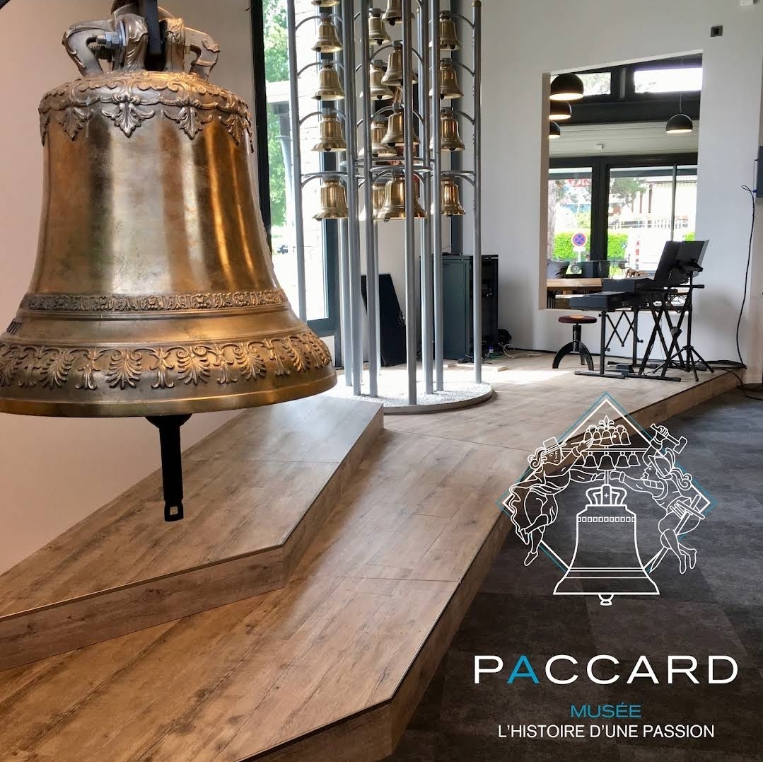 Cloche en bronze et logo du Musée Paccard à Sevrier