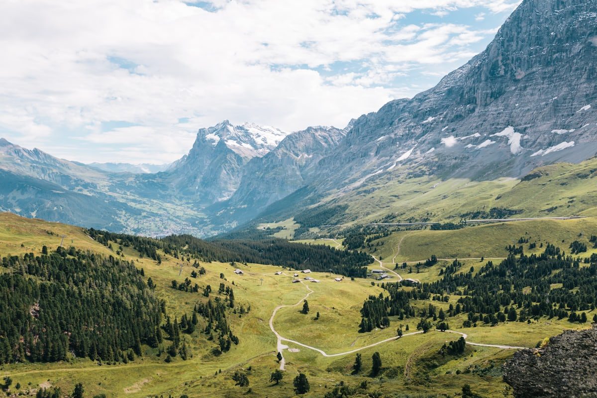 Sentier historique - Plateau des Glières Sentier des Espagnols / Pas du Roc à Thorens-Glières Haute-Savoie - Boucle 8 km · 600 m D+ modérée