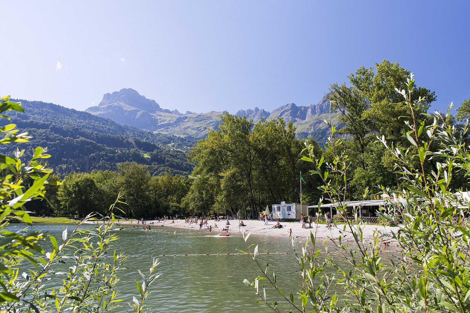 Base de loisirs des Ilettes avec ses trois lacs et pelouses verdoyantes, Sallanches, Haute-Savoie