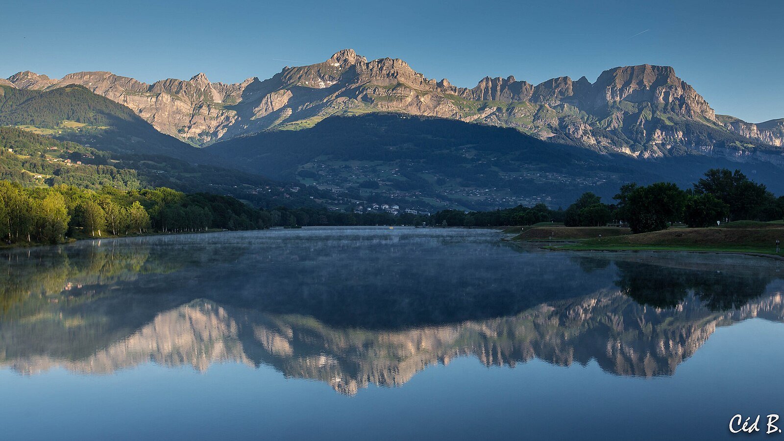 Plage du Lac des Îles avec vue sur le Mont-Blanc, Passy, Haute-Savoie