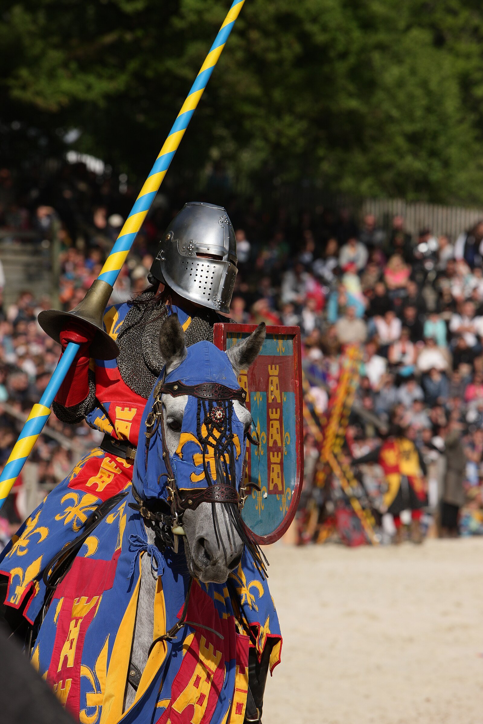 Chevalier en armure et destrier caparaçonné lors d'une joute des Grandes Médiévales d'Andilly au Grand Parc d'Andilly