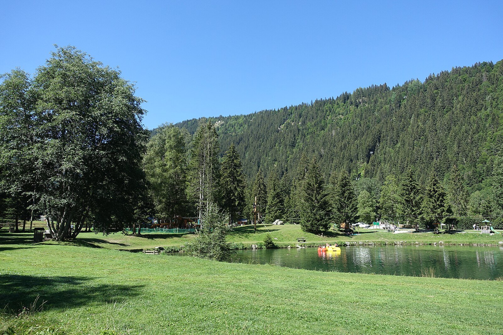 Parc de Loisirs du Pontet avec lac de montagne et espaces verts, Les Contamines-Montjoie, au pied du massif du Mont-Blanc