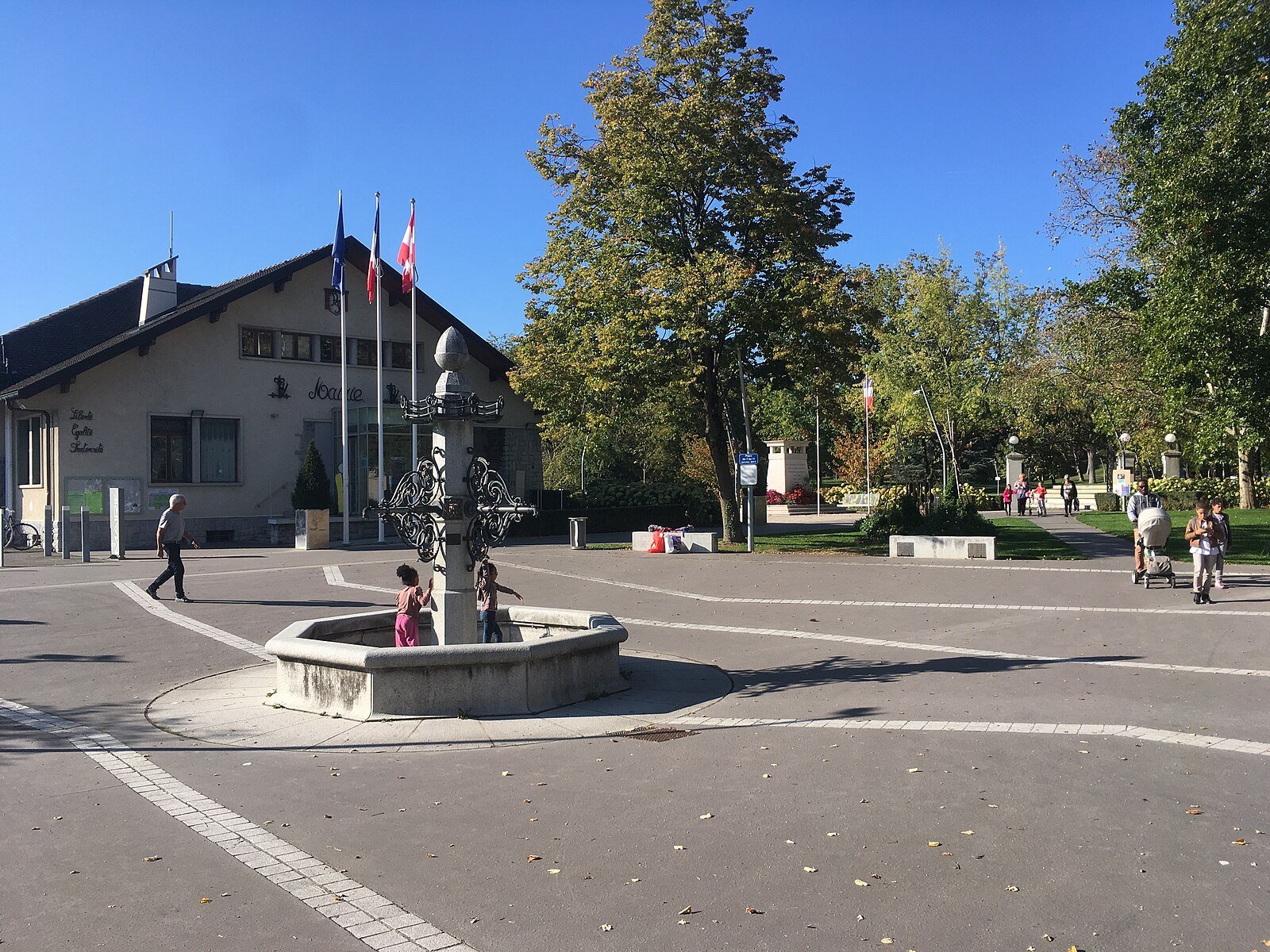 Plaza del Ayuntamiento de Ambilly con su fuente de hierro forjado, a pocos pasos del Parc Jean Beauquis (Alta Saboya)