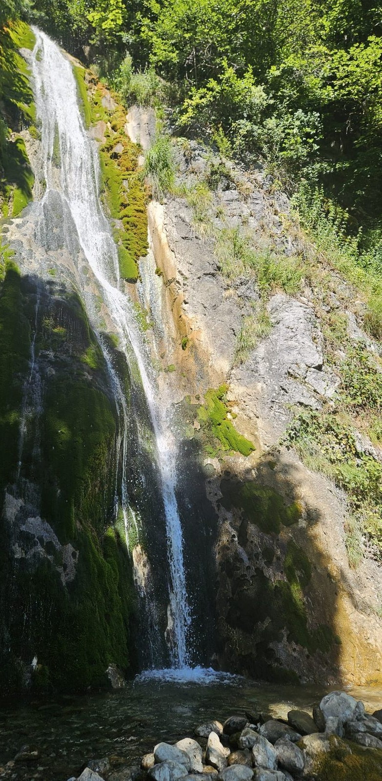 La Cascade de Fontany en plein été, vasque au pied de la chute