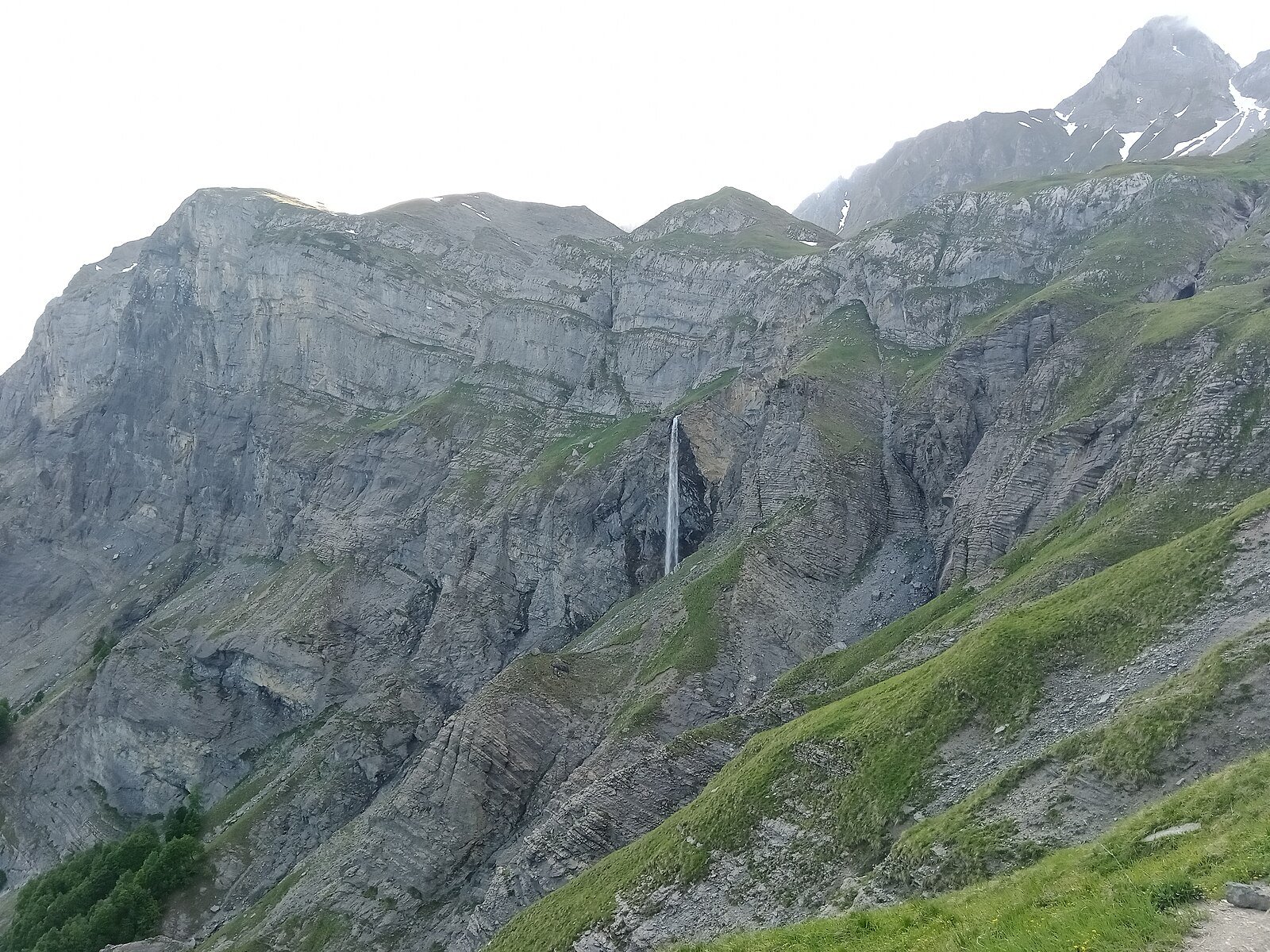 Vue de la Cascade des Fours dans la Combe des Fours, massif des Aravis, Sallanches, Haute-Savoie