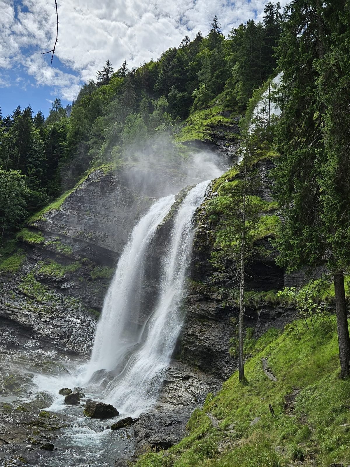 Cascade du Rouget en plein débit, sentier d'accès à flanc de pente, Sixt-Fer-à-Cheval