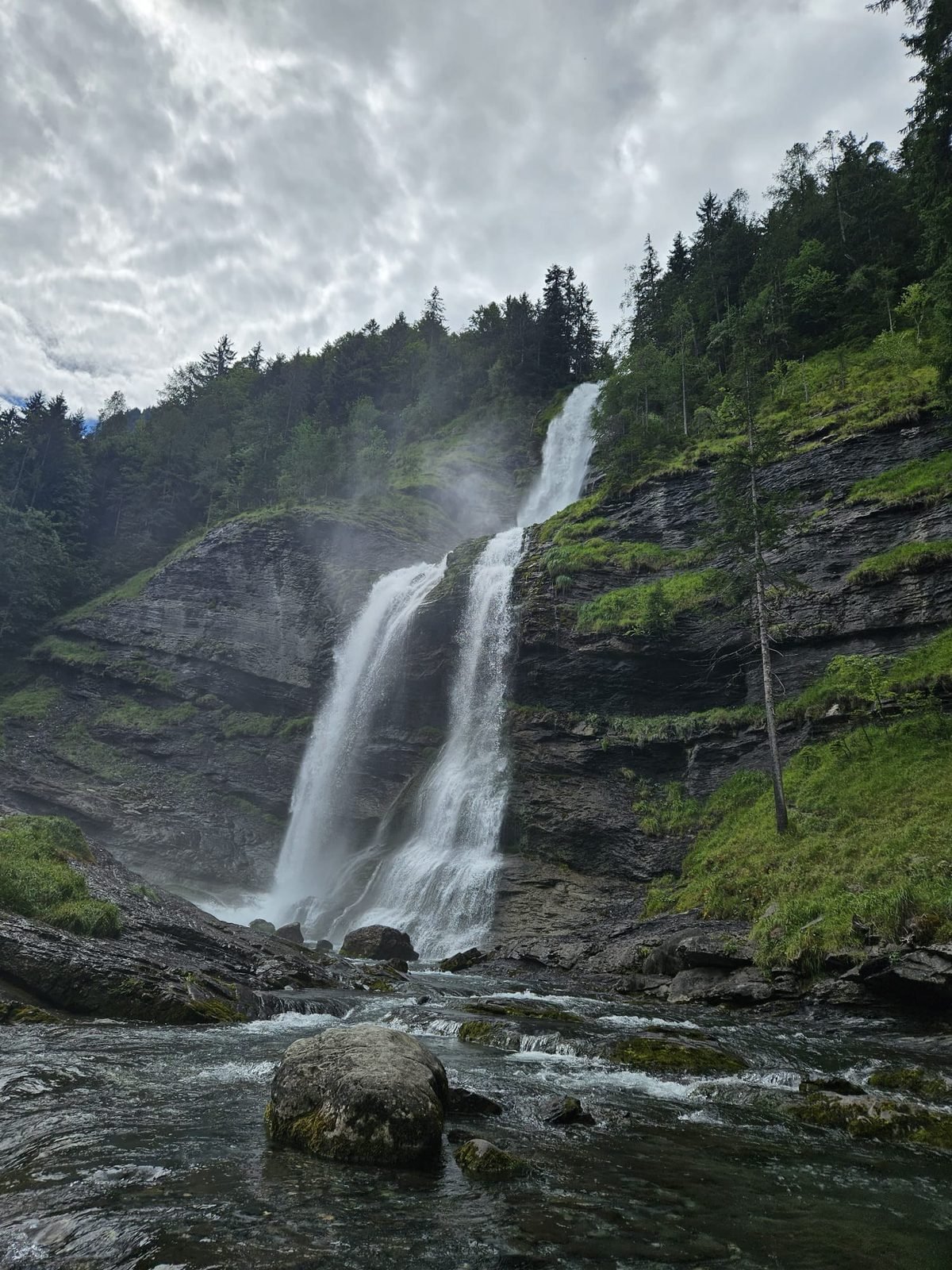 Pied de la Cascade du Rouget et torrent du Giffre, Sixt-Fer-à-Cheval
