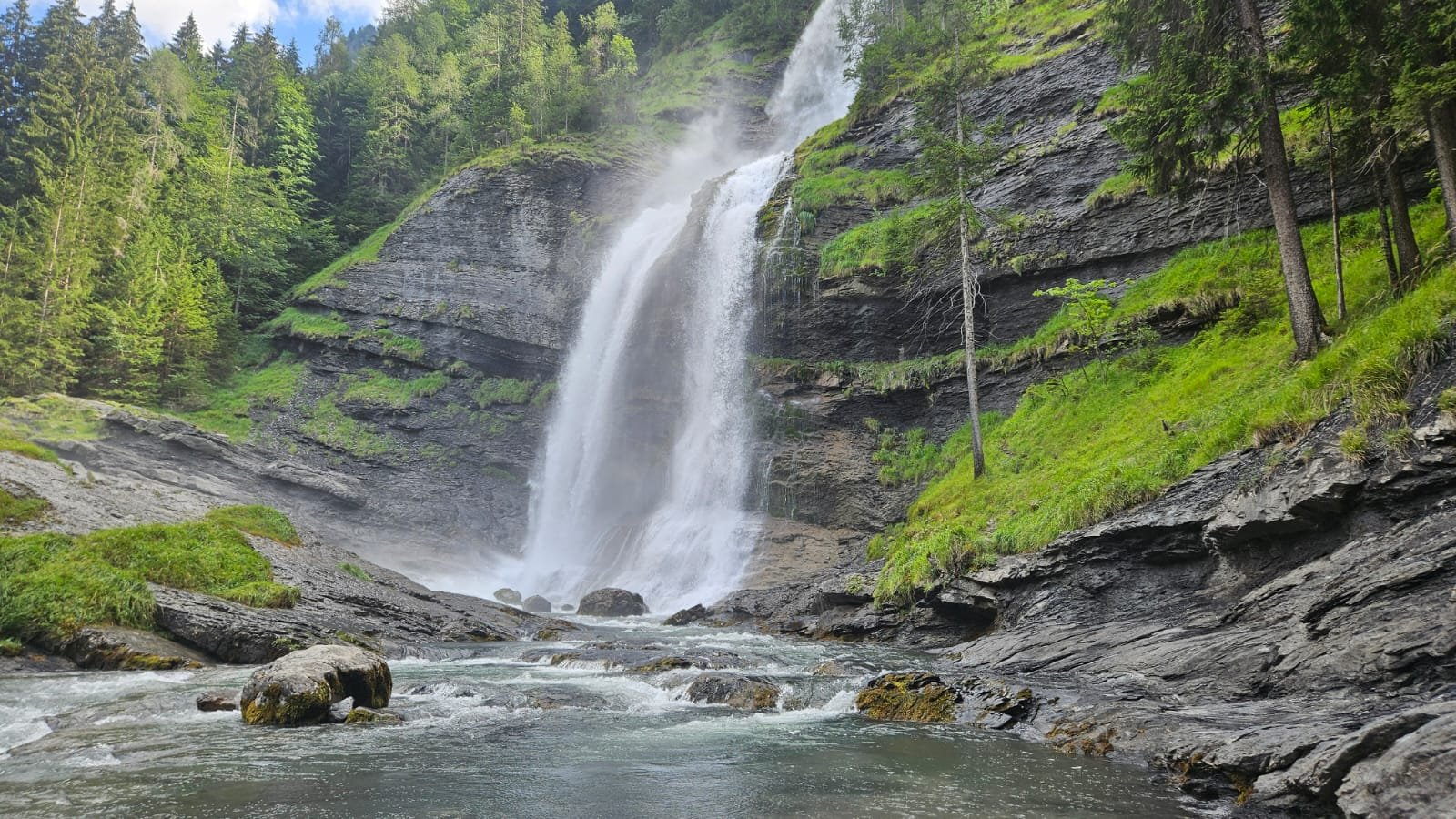 La Cascade du Rouget et sa vasque au pied des deux étages, torrent du Giffre au premier plan
