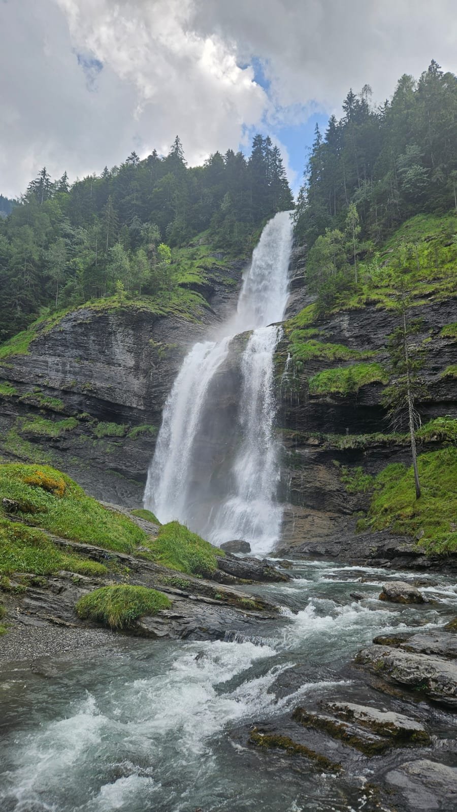 Vue verticale des deux étages de la Cascade du Rouget depuis le torrent