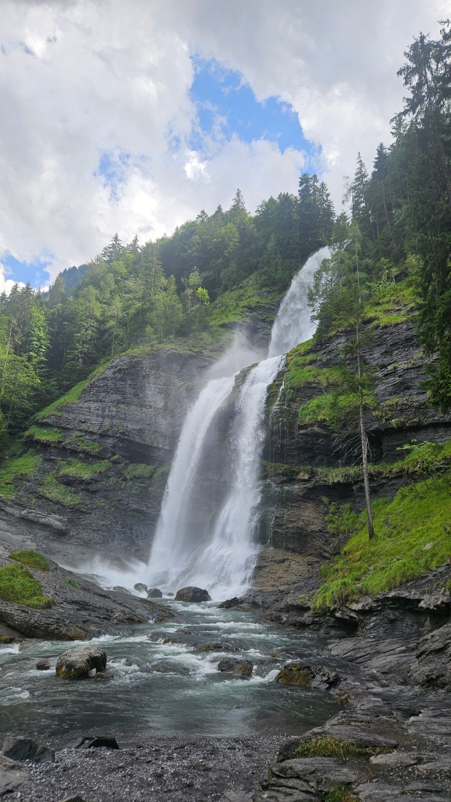 La Cascade du Rouget en plein débit sous les nuages, Sixt-Fer-à-Cheval
