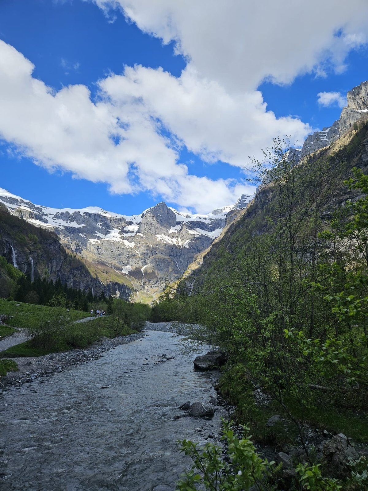 Le Cirque du Fer-à-Cheval au printemps, falaises enneigées et torrent du Giffre, Sixt-Fer-à-Cheval