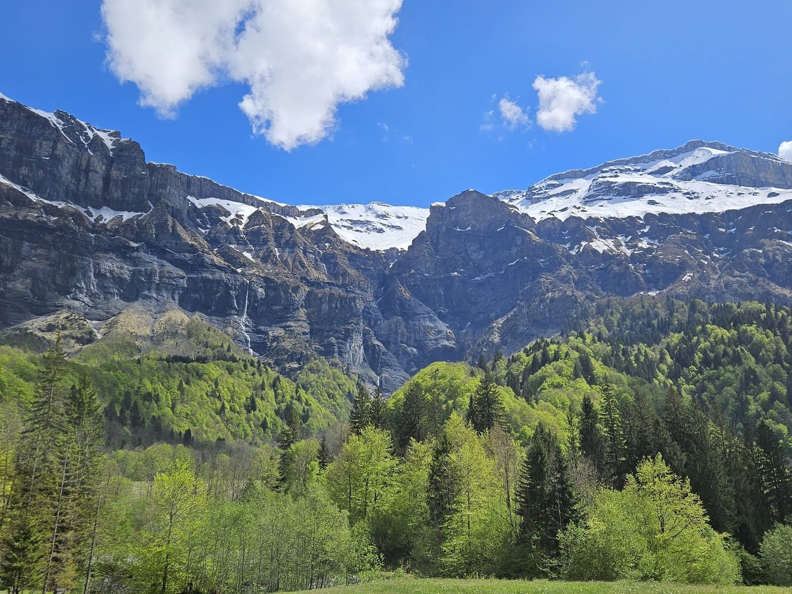 Murailles du Cirque du Fer-à-Cheval et cascades de fonte au printemps