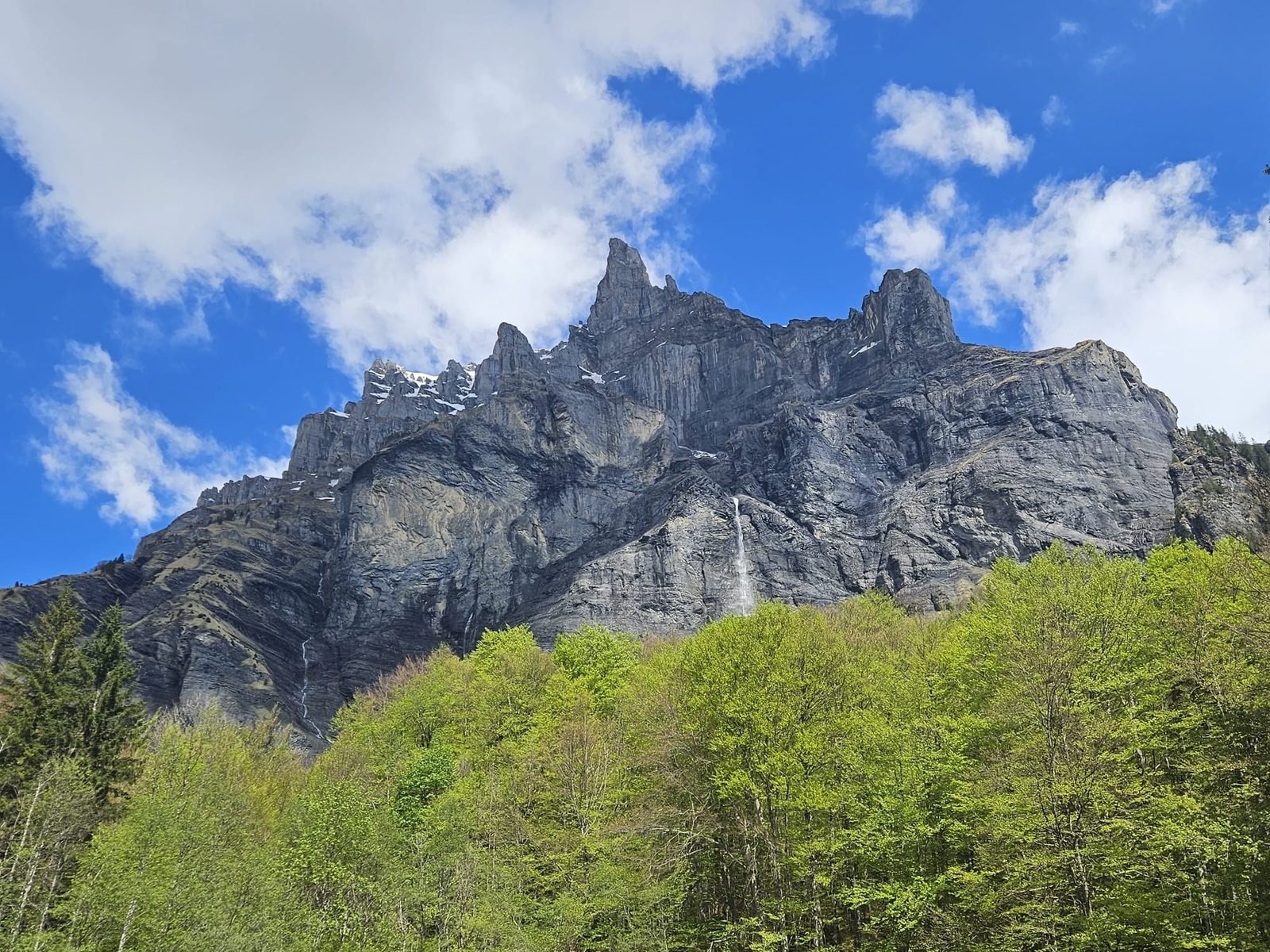 Aiguilles calcaires et cascade filante au Cirque du Fer-à-Cheval