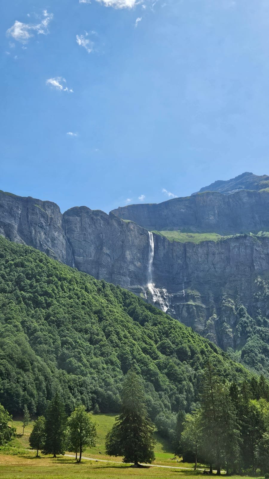 La grande cascade du Cirque du Fer-à-Cheval depuis la prairie du fond de la Combe