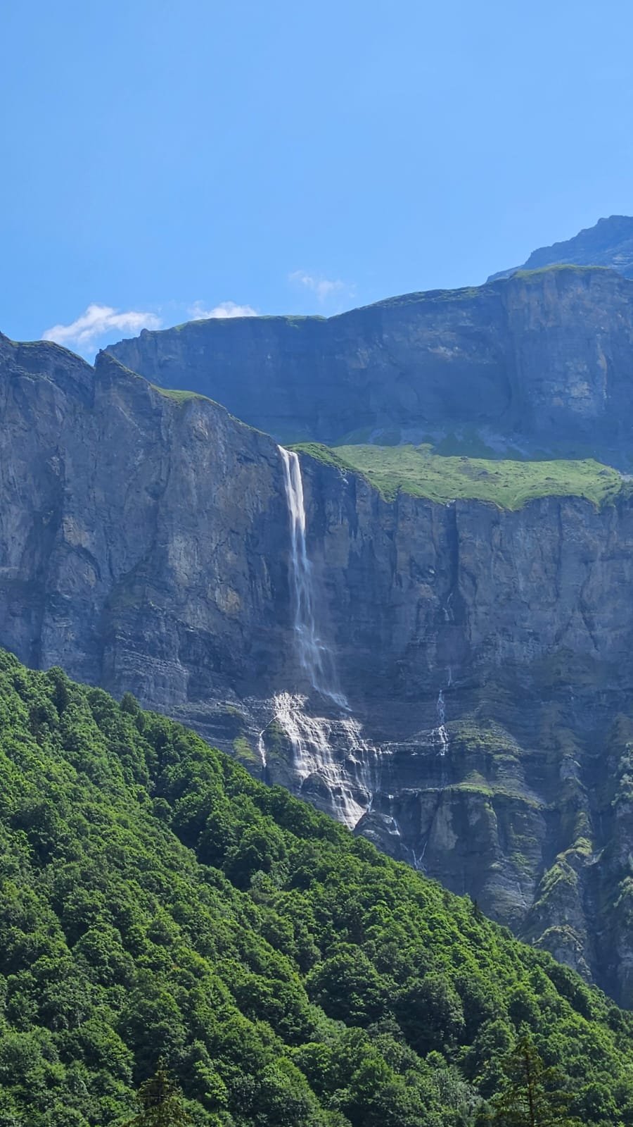 La grande cascade dévalant les parois calcaires du cirque, Sixt-Fer-à-Cheval