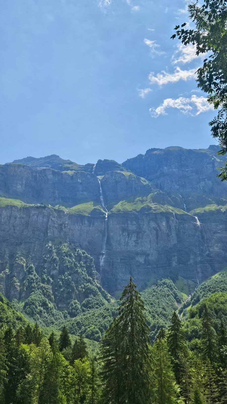 Les parois du Cirque du Fer-à-Cheval et leurs multiples cascades en été