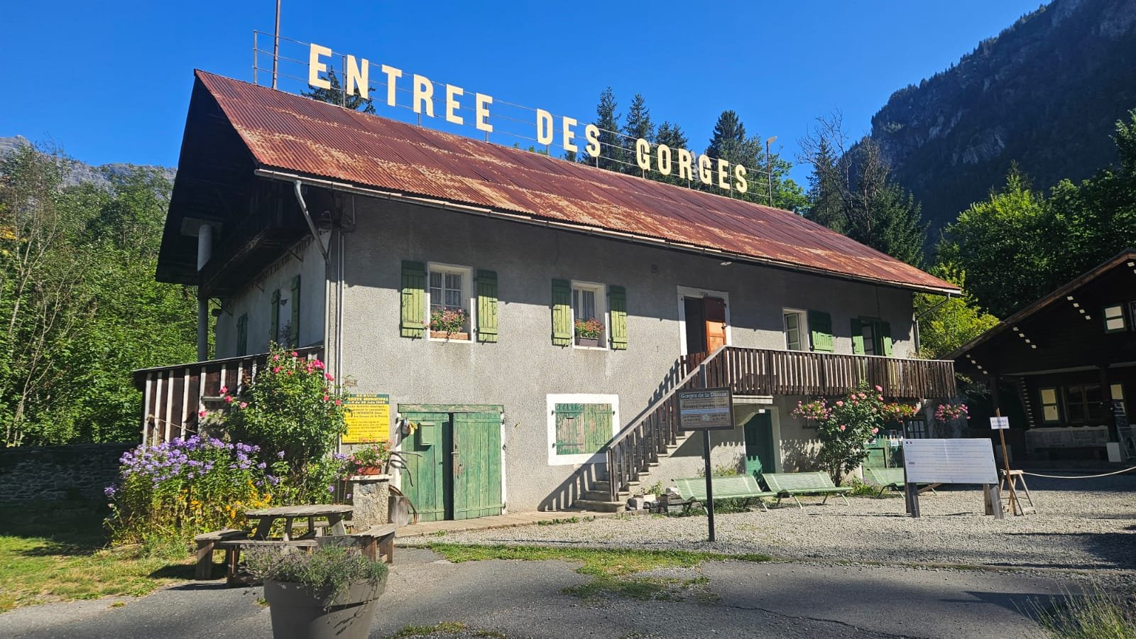 Le bâtiment d'entrée des Gorges de la Diosaz à Servoz, avec son enseigne « Entrée des Gorges »