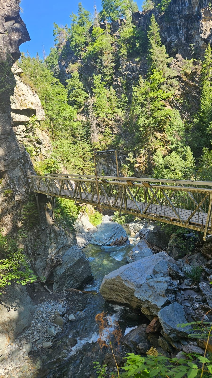 Le pont Achille Cazin, passerelle du chemin suspendu au-dessus du torrent de la Diosaz