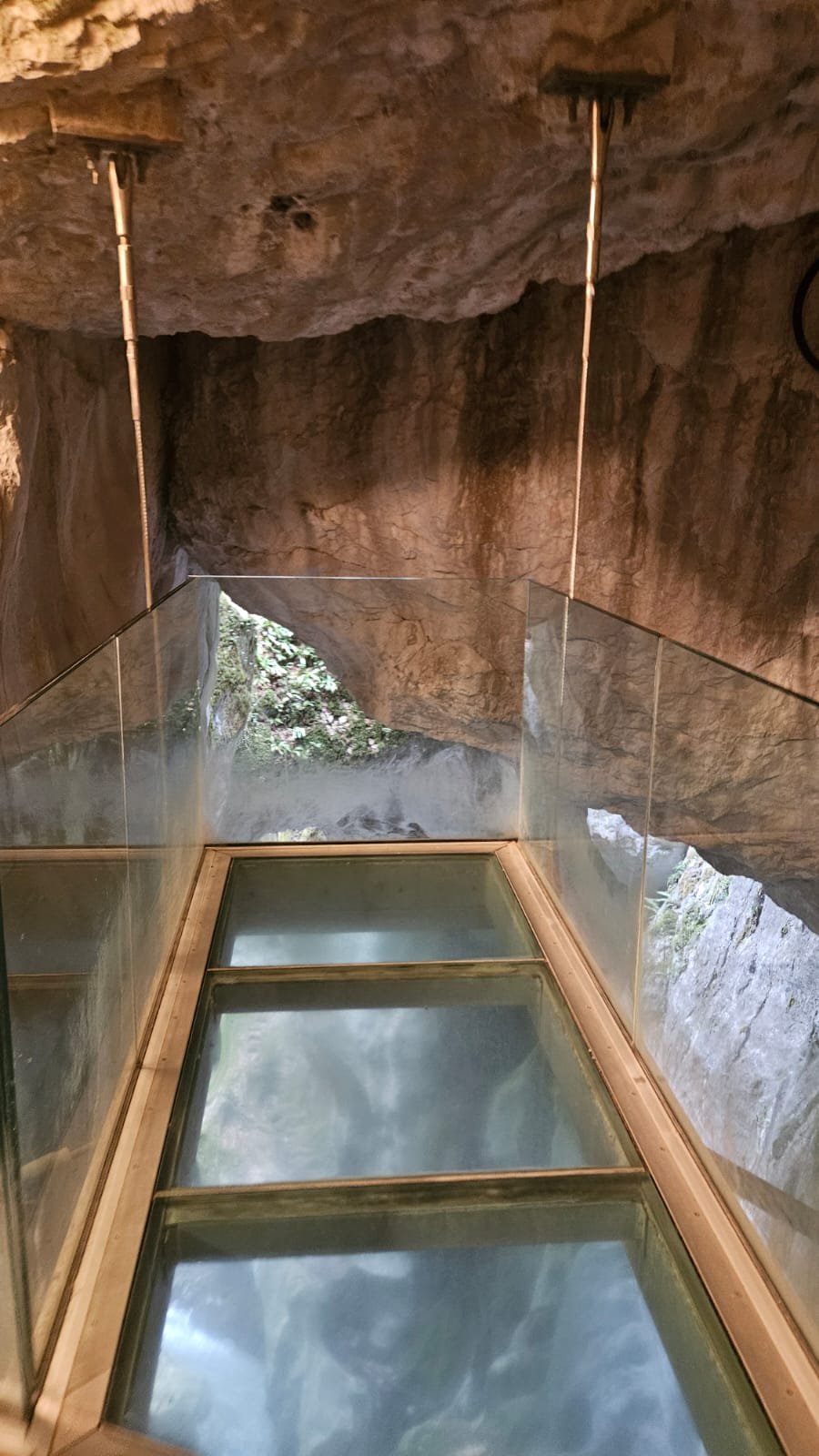 Le plancher de verre suspendu au-dessus du vide, sous la voûte rocheuse des gorges