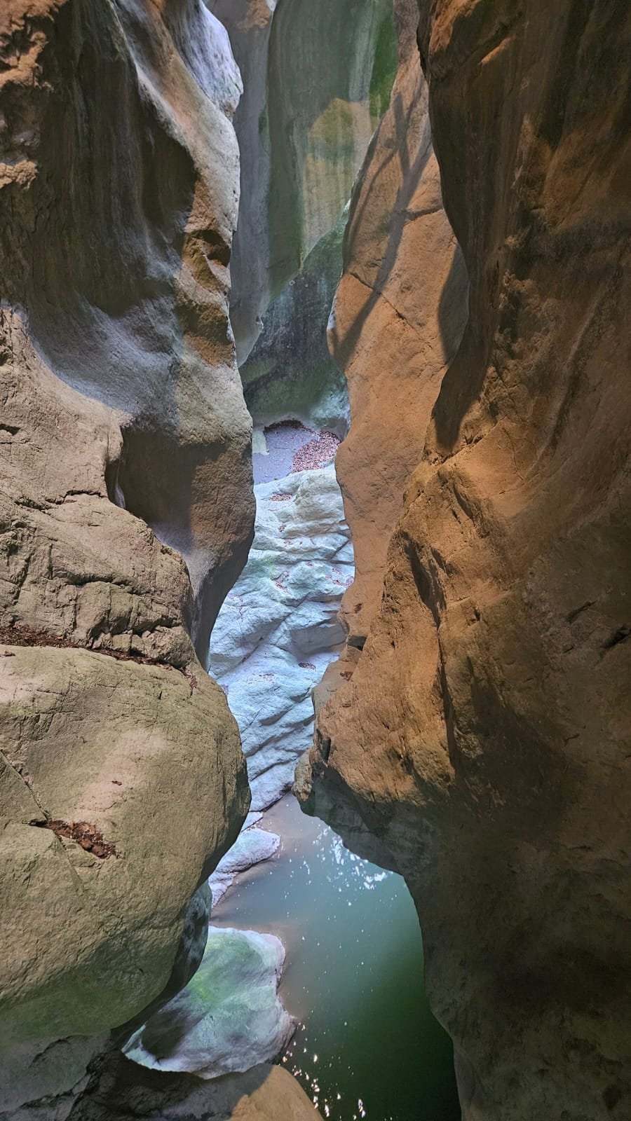 Vasque d'eau verte au fond des gorges, entre les parois polies par la rivière