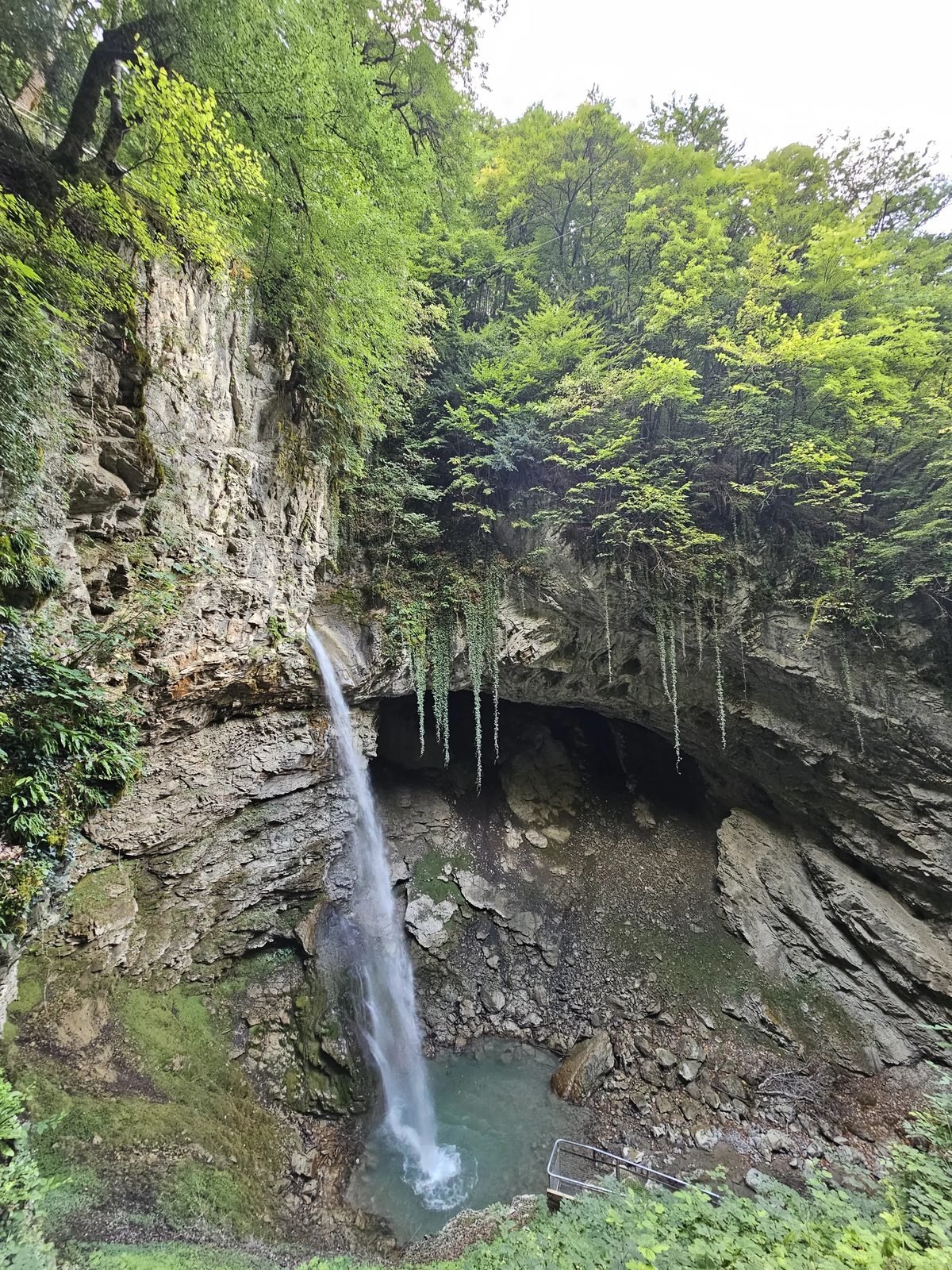 La cascade de Seythenex plongeant dans sa vasque sous le porche de la grotte, Faverges-Seythenex