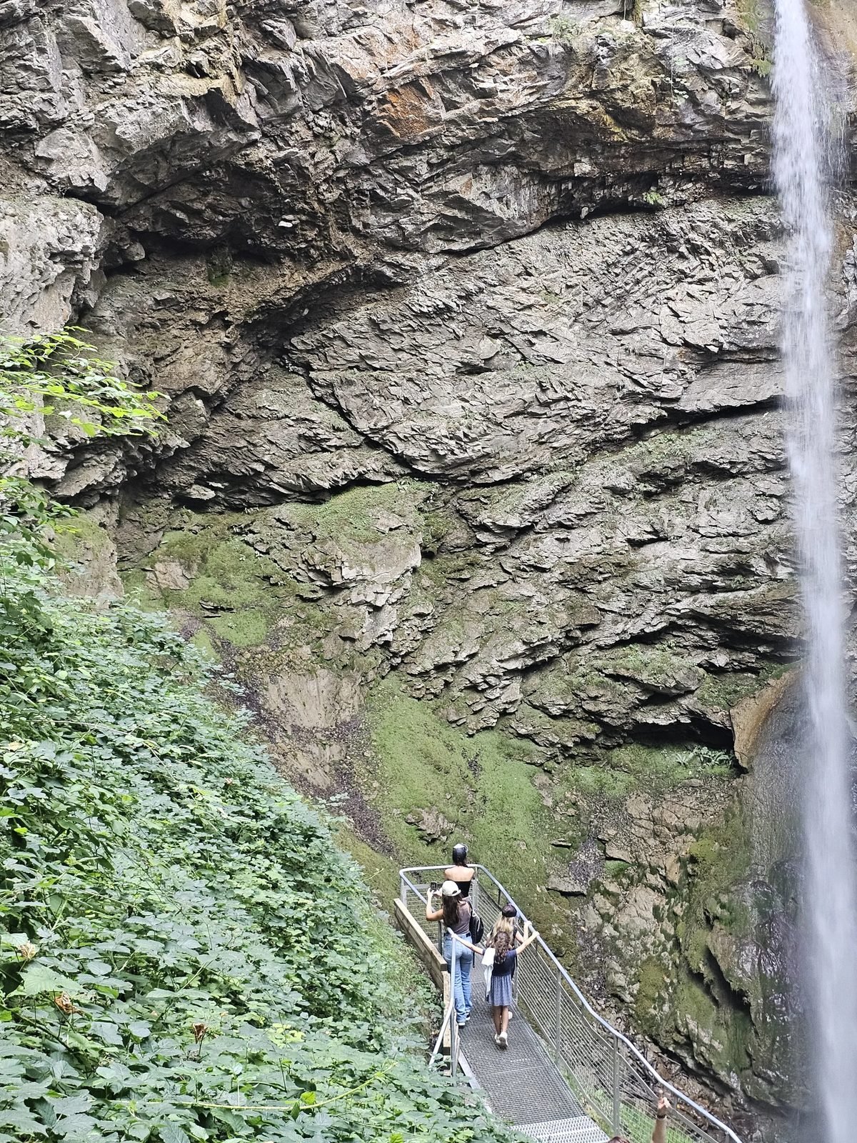 Passerelle de visite derrière la cascade de Seythenex