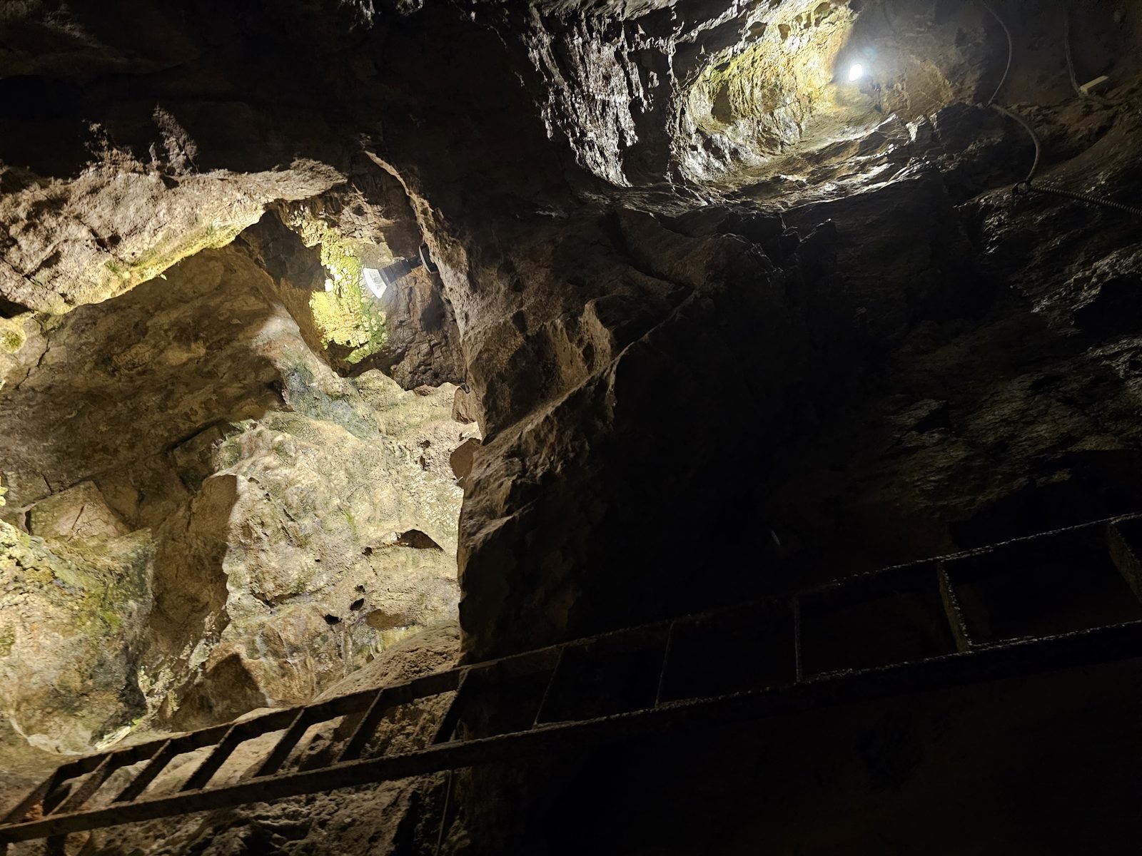 Intérieur de la grotte de Seythenex, cheminée et anciennes échelles