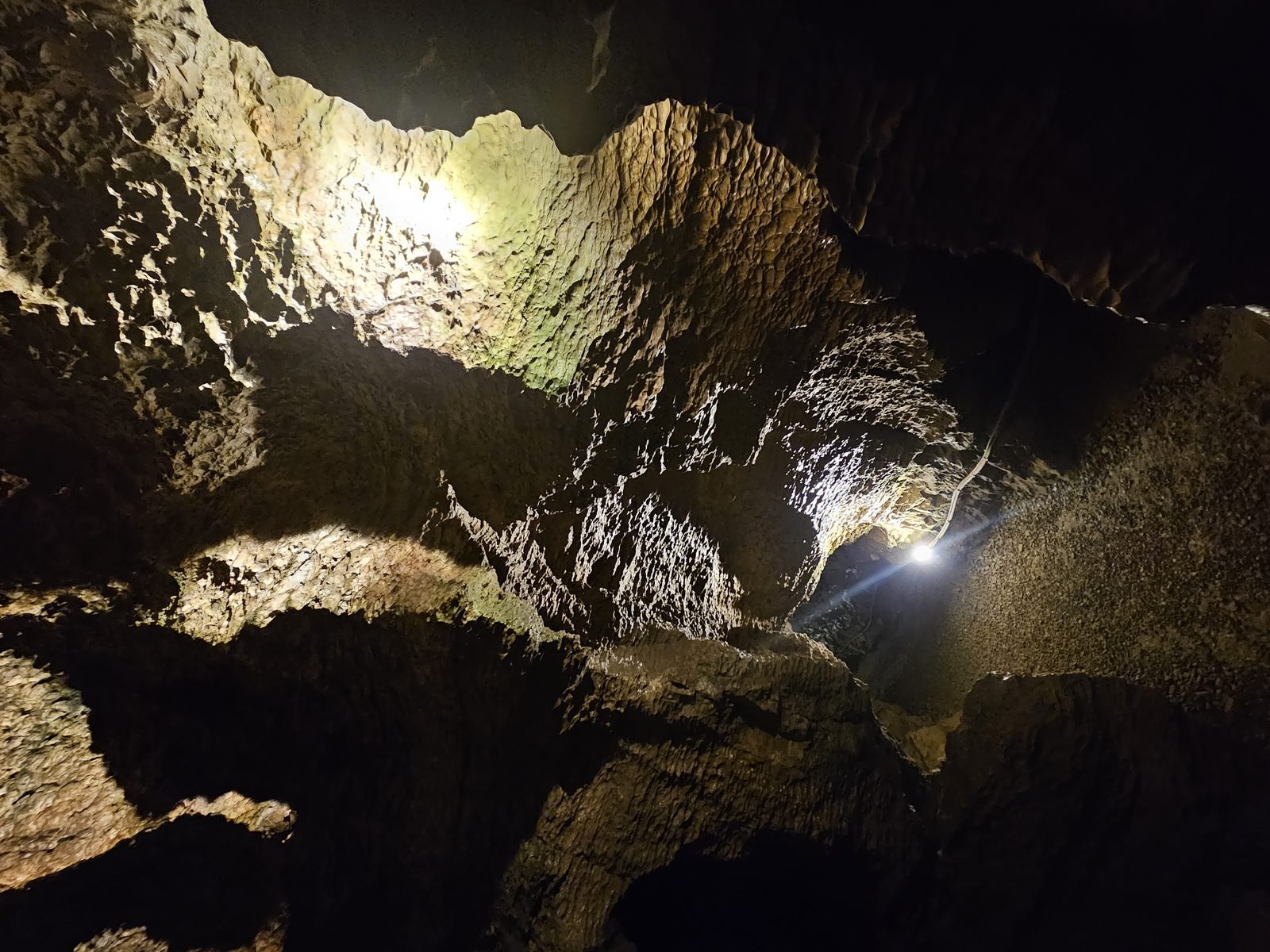 Galerie éclairée au cœur de la grotte de Seythenex