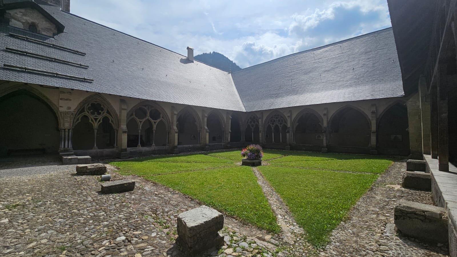 Cour du cloître médiéval de l'abbaye d'Abondance et ses galeries gothiques