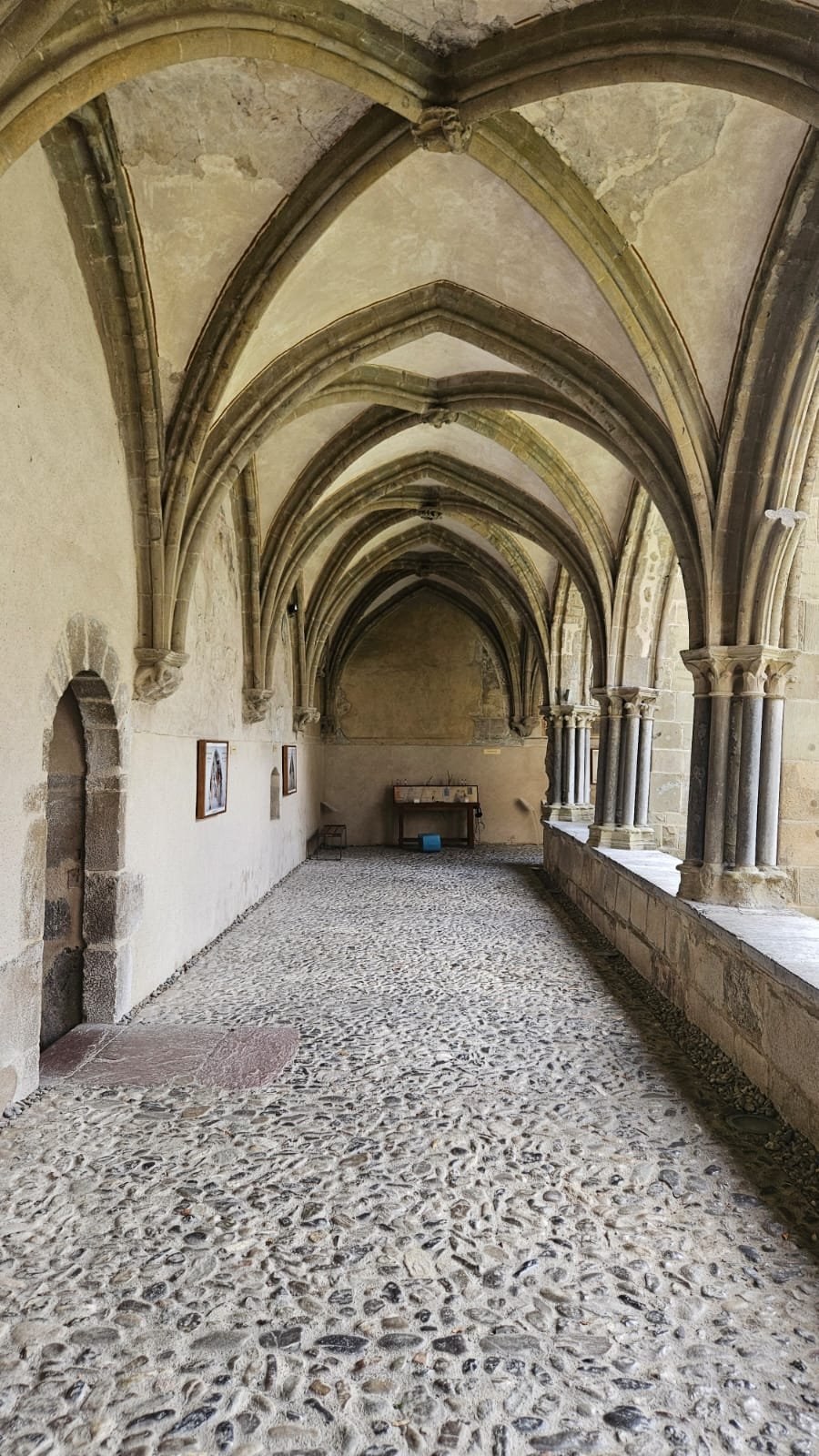 Galerie voûtée du cloître de l'abbaye d'Abondance, emplacement des peintures murales du XVe siècle