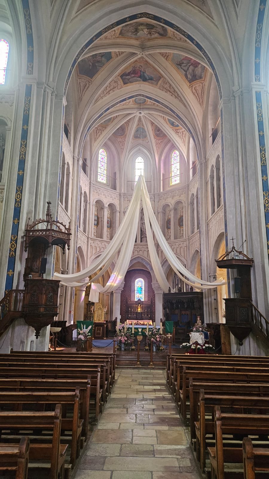 Nef et chœur de l'abbatiale d'Abondance avec ses décors en trompe-l'œil du XIXe siècle