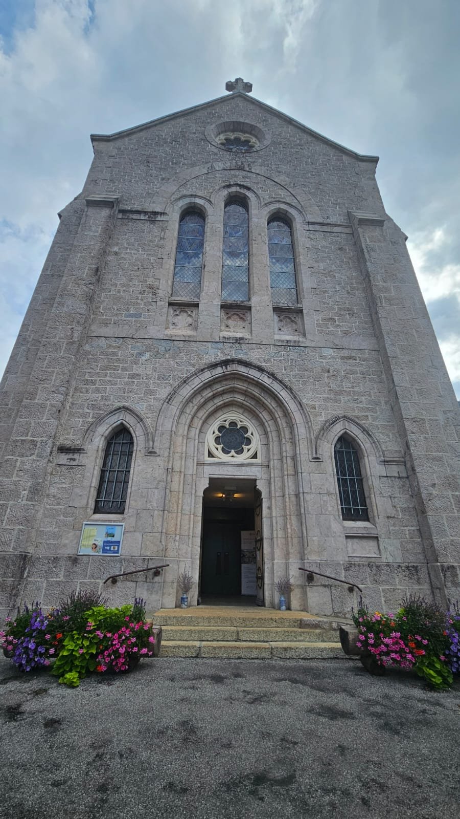 Façade de l'église abbatiale Notre-Dame d'Abondance et son portail gothique