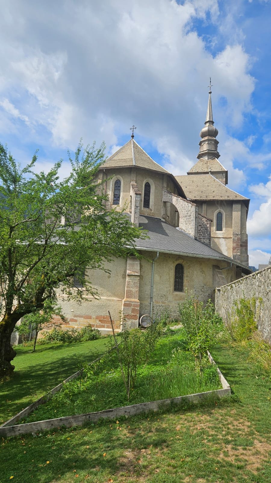 Cabecera y campanarios de la abadía de Abondance desde los jardines del monasterio, valle de Abondance, Alta Saboya