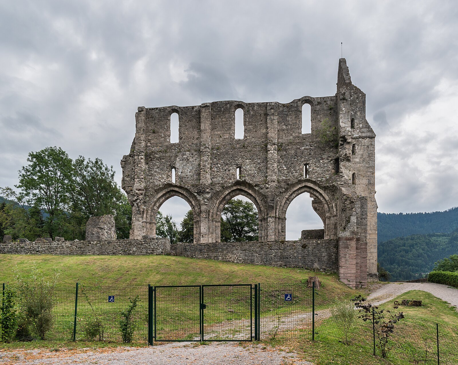 Overblijfselen van de abdijkerk van de Abdij van Aulps met monumentale gevel, geklasseerd als Historisch Monument, Saint-Jean-d'Aulps, Haute-Savoie