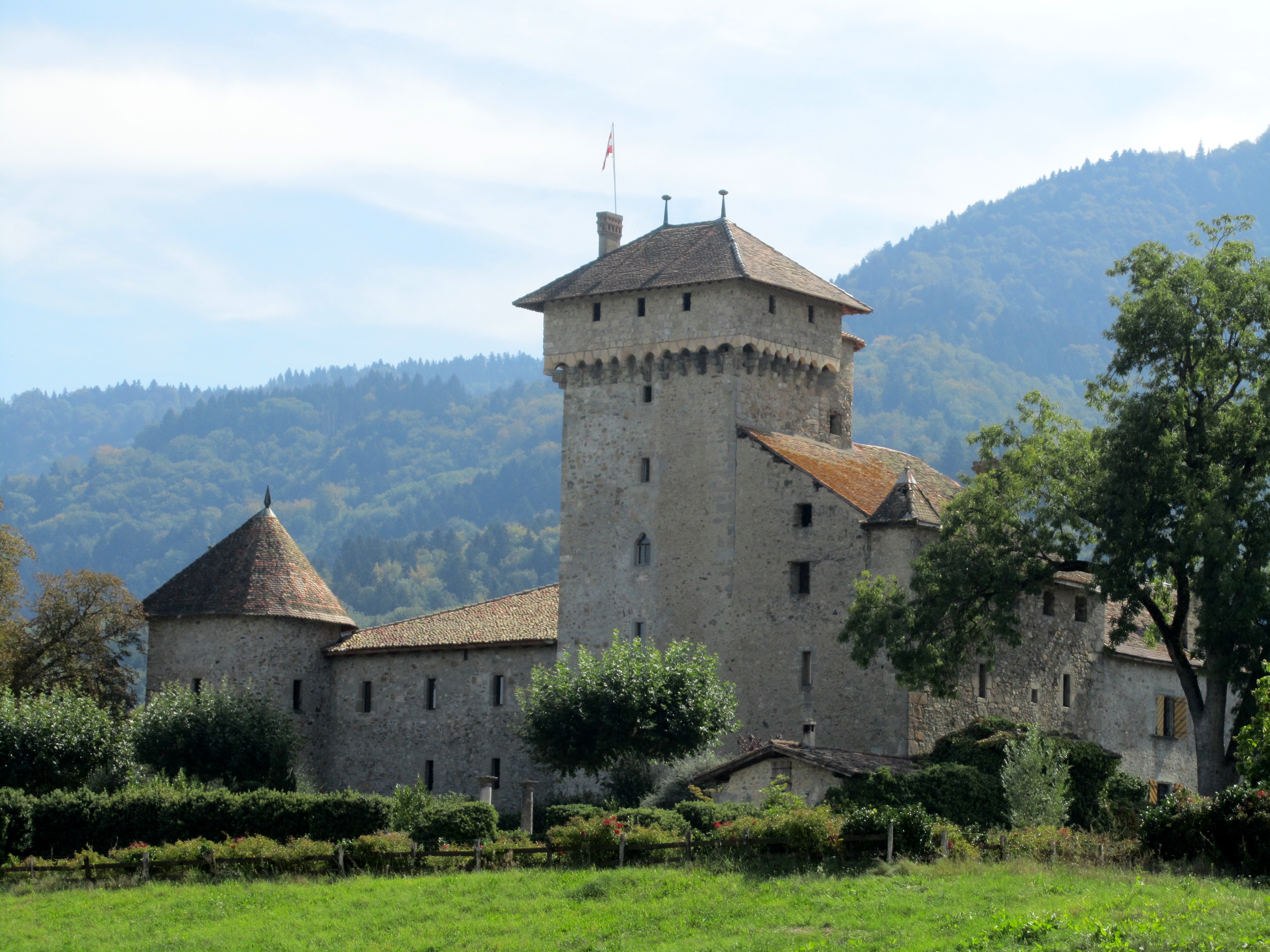 Château d'Avully à Brenthonne avec ses douves en eau, son pont-levis restauré et sa façade médiévale XIVe siècle restaurée par la famille Guyon Haute-Savoie