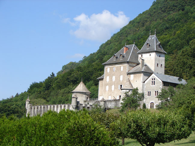 Donjon rectangulaire XIIe siècle du Château de Beauregard illuminé la nuit dans le village de Saint-Jeoire-en-Faucigny Haute-Savoie