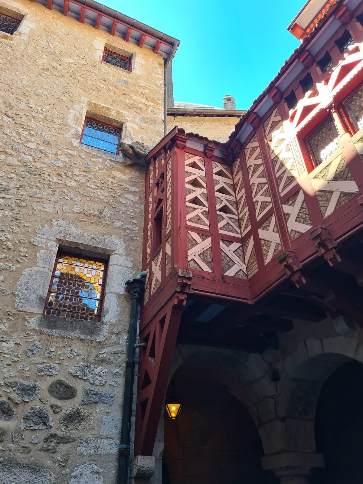 Galerie à colombages dans la cour intérieure du Château de Menthon-Saint-Bernard