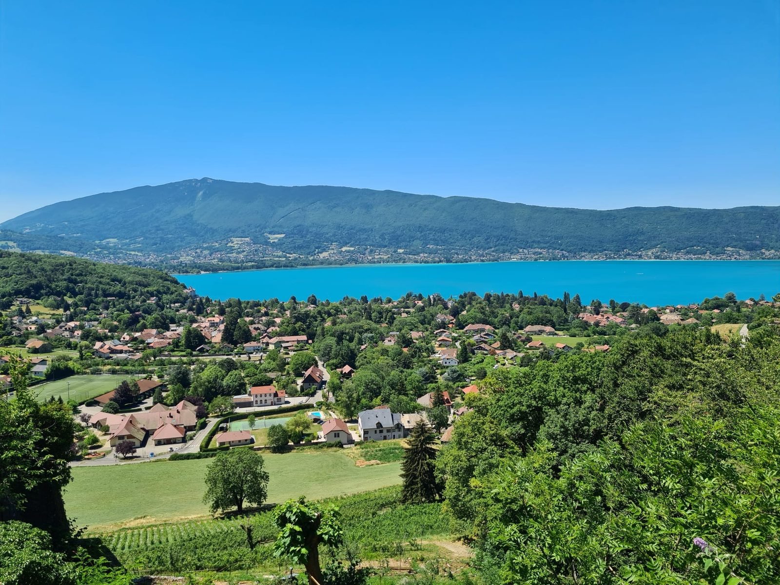 Vue sur le Lac d'Annecy et Menthon-Saint-Bernard depuis le château