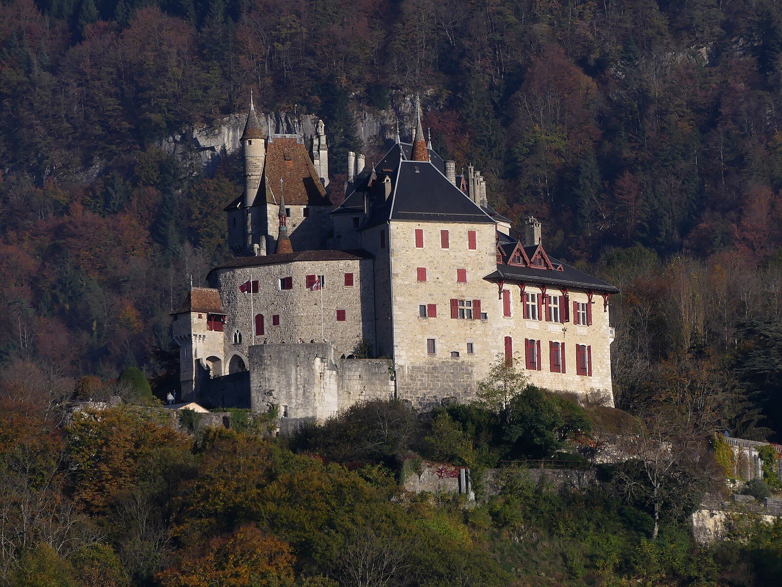 Château de Menthon-Saint-Bernard dominant le lac d'Annecy, avec ses tours médiévales et son architecture romantique du XIXᵉ siècle