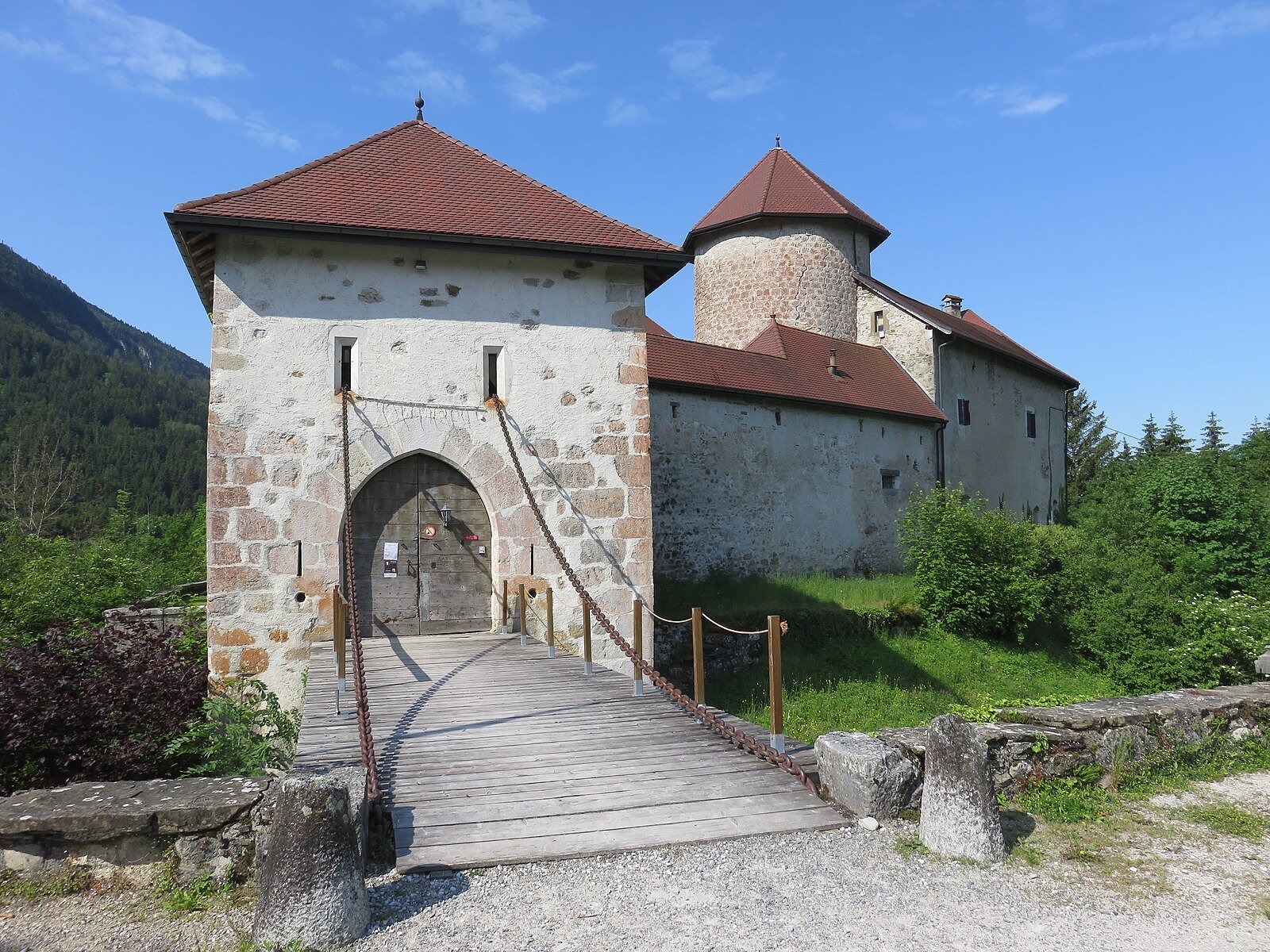 Façade du Château de Thorens avec ses tours médiévales et son architecture baroque, Fillière, Haute-Savoie